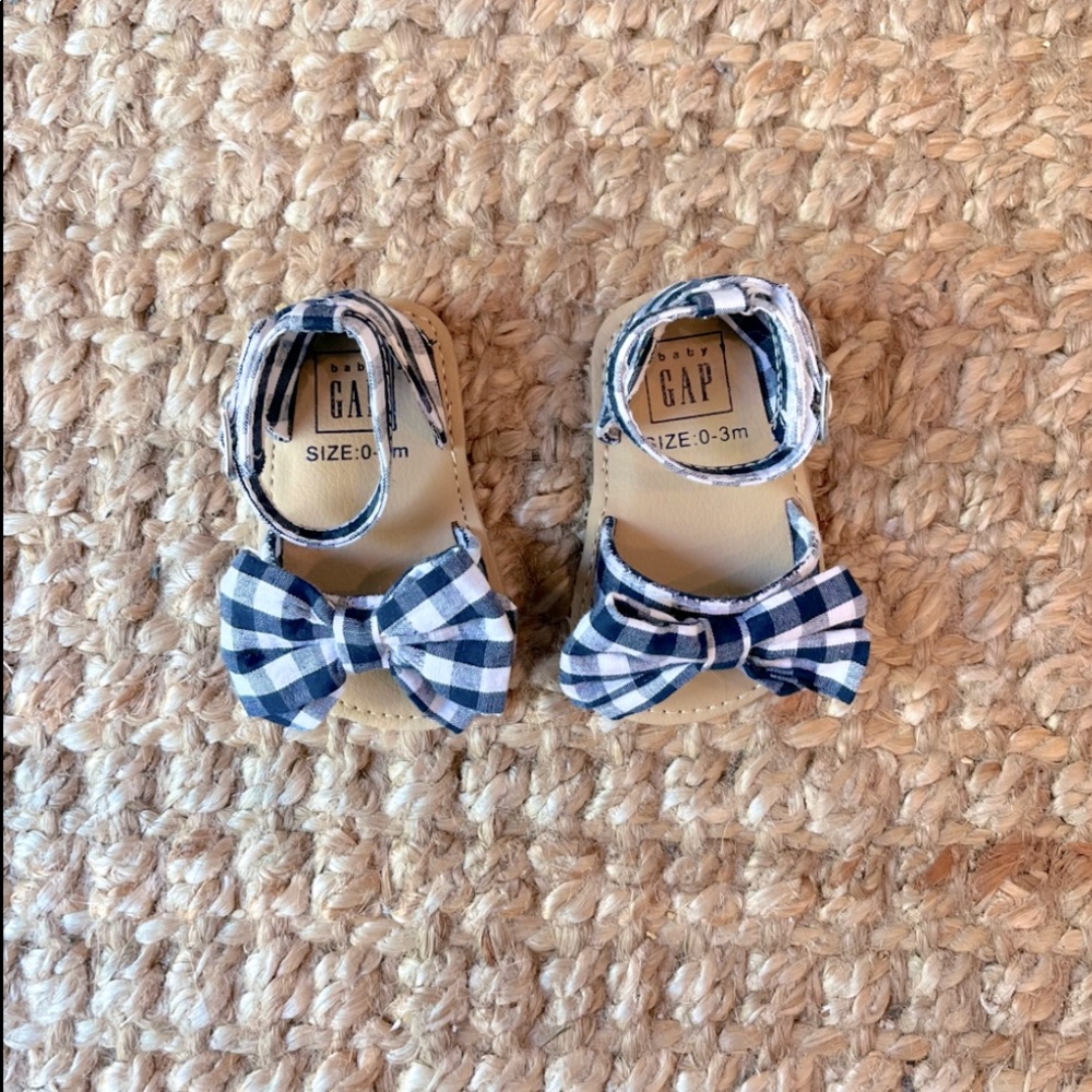 🔹 baby gap gingham sandals